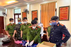 Lực lượng chức năng đang kiểm đếm số lượng ma túy do nghi phạm vận chuyển trái phép. Ảnh: Công an Thanh Hóa cung cấp.