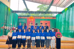 Cô Hà Thị Khuyên (ngoài cùng bên phải) cùng học trò Trường THPT Quan Sơn trong Lễ bế giảng năm học 2021-2022.