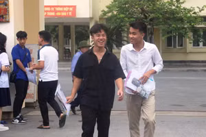 Thí sinh ở Thanh Hóa cười sảng khoái sau khi kết thúc môn thi cuối cùng.