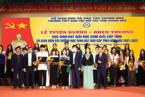 Trường THPT Dân tộc nội trú tỉnh Thanh Hóa tổ chức lễ tuyên dương, khen thưởng cho học sinh và giáo viên đạt thành tích xuất sắc.