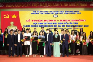 Trường THPT Dân tộc nội trú tỉnh Thanh Hóa tổ chức lễ tuyên dương, khen thưởng cho học sinh và giáo viên đạt thành tích xuất sắc.