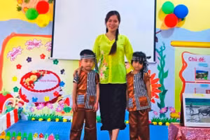 Cô giáo Ngân Thị Vui cùng học trò ở Trường Mầm non Pù Nhi (Mường Lát, Thanh Hóa).