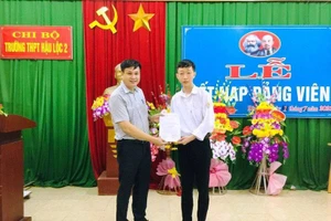 Em Nguyễn Đức Thắng trong lễ kết nạp Đảng hồi đầu tháng 7 vừa qua tại Trường THPT Hậu Lộc 2 (Thanh Hóa).