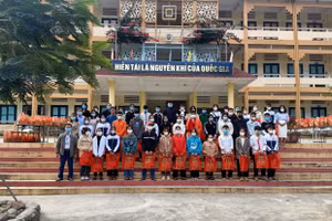 Những học sinh nghèo, đặc biệt khó khăn ở Trường THPT Quan Sơn (Thanh Hóa) được nhận quà Tết.