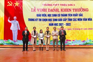 Cô giáo Lê Thị Ngân (người thứ 3 từ phải sang) trong buổi lễ vinh danh GV, HS có thành tích xuất sắc kỳ thi chọn HSG cấp tỉnh, năm học 2021-2022 của Trường THPT Triệu Sơn 4 (Thanh Hóa).