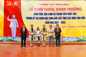 Cô giáo Lê Thị Ngân (người thứ 3 từ phải sang) trong buổi lễ vinh danh GV, HS có thành tích xuất sắc kỳ thi chọn HSG cấp tỉnh, năm học 2021-2022 của Trường THPT Triệu Sơn 4 (Thanh Hóa).
