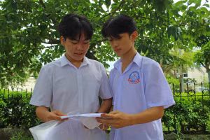 Hai thí sinh thi tuyển vào lớp 10 THPT năm học 2022 – 2023 tại Hội đồng thi Trường THPT Lương Đắc Bằng (Hoằng Hóa, Thanh Hóa).