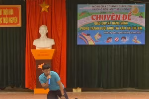 Giáo viên môn Giáo dục thể chất Trường Tiểu học Thiệu Nguyên (Thiệu Hóa, Thanh Hóa) thực hiện cách sơ cứu người bị tai nạn đuối nước.