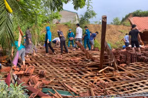 Ngôi nhà sàn kiên cố cùng tài tài ước tính khoảng 2 tỷ đồng bị sập hoàn toàn do sạt lở đất.