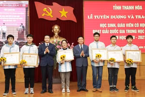 Ông Đỗ Trọng Hưng, Bí thư Tỉnh ủy (ảnh phải) và ông Đỗ Minh Tuấn, Chủ tịch UBND tỉnh trao thưởng cho học sinh đạt giải.