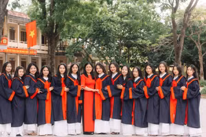 Cô Đỗ Thị Thúy (áo đỏ) Trường THPT Hậu Lộc 1 giảng dạy lớp 12A7.