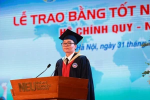 Nguyễn Huy Thành Nam – Thủ khoa chuyên ngành Kinh tế tài nguyên đại diện cho gần 3.000 tân cử nhân phát biểu tại buổi lễ nhận bằng tốt nghiệp. Ảnh: Nhân vật cung cấp.