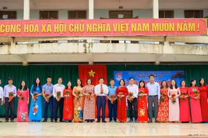 Lãnh đạo Trường THPT Bỉm Sơn trao thưởng cho thầy, cô giáo đạt thành tích cao, năm học 2021-2022.