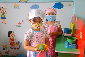 Trong giờ học, các em nhỏ tại Trường Mầm non Đông Thọ B (TP Thanh Hóa) luôn thực hiện đúng 5K trong phòng, chống dịch bệnh Covid-19.