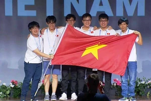 Nguyễn Đại Dương (thứ 3 từ trái qua) cùng thành viên đội tuyển quốc gia Việt Nam tham dự Olympic Toán quốc tế 2022.