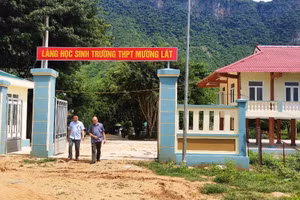 Làng học sinh huyện Mường Lát.