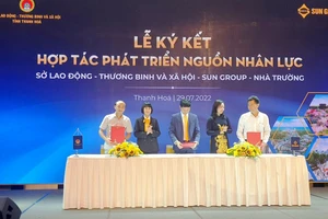 Lễ ký kết hợp tác phát triển nguồn nhân lực của lãnh đạo Trường Trung cấp nghề Nga Sơn với các đơn vị.