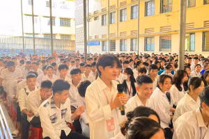 Học sinh Trường THPT Quan Sơn (huyện Quan Sơn) trao đổi những băn khoăn, vướng mắc trong buổi tư vấn hướng nghiệp.