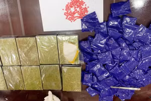 10 bánh heroin và 18.000 viên ma túy tổng hợp bị Công an thu giữ. Ảnh: Công an Thanh Hóa cung cấp.
