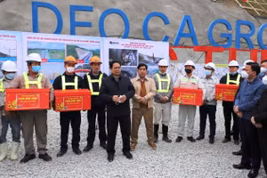 Thủ tướng Chính phủ Phạm Minh Chính kiểm tra thi công đường cao tốc đoạn qua tỉnh Thanh Hóa. Ảnh: Minh Hiếu.