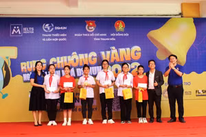 Ban giám hiệu Trường THCS Cù Chính Lan trao phần thưởng cho các học sinh đoạt giải.