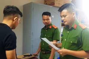 Công an TP Thanh Hóa thi hành lệnh bắt tạm giam ông Lê Trọng Nhạc. Ảnh: Công an cung cấp.