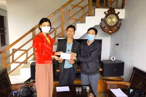 Đại diện Báo GD&TĐ trao tiền của bạn đọc tới anh Cao Ngọc Bình.