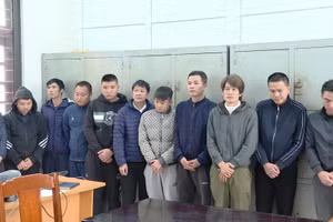 Các nghi phạm trong đường dây cá độ bóng đá bị công an bắt giữ. Ảnh: Công an Thanh Hóa cung cấp.