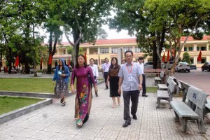 Thứ trưởng Bộ GD&ĐT Hoàng Minh Sơn kiểm tra công tác chuẩn bị thi tốt nghiệp THPT 2022 tại Trường THPT Tĩnh Gia 1 (Thanh Hóa).