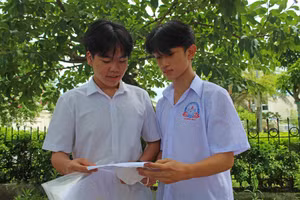 Em Lê Trọng Lộc (Trường THCS Nhữ Bá Sỹ) trao đổi với bạn sau giờ làm bài thi môn Ngữ văn tại điểm thi Trường THPT Lương Đắc Bằng (Hoằng Hóa, Thanh Hóa).