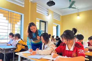 Cô Hà Thị Khuyên trong giờ dạy tiếng Thái tại Trường THPT Quan Sơn (huyện Quan Sơn, Thanh Hóa).