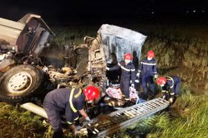 Lực lượng cứu hộ đưa thi thể nạn nhân ra khỏi cabin xe. Ảnh: Công an cung cấp.