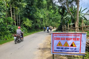 Biển cảnh báo nguy hiểm trên đoạn đường có đá sạt trượt được cơ quan chức năng dựng lên.