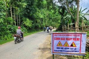 Biển cảnh báo nguy hiểm trên đoạn đường có đá sạt trượt được cơ quan chức năng dựng lên.