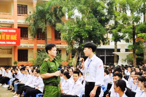 Học sinh Trường THPT Bỉm Sơn (Thanh Hóa) trả lời tại buổi tuyên truyền về phòng tránh tệ nạn ma túy, bạo lực học đường.