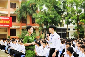 Học sinh Trường THPT Bỉm Sơn (Thanh Hóa) trả lời tại buổi tuyên truyền về phòng tránh tệ nạn ma túy, bạo lực học đường.