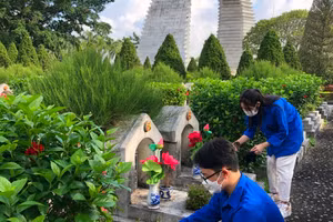 Học sinh Trường THPT Nguyễn Trãi dọn cỏ, dâng hương tại Nghĩa trang liệt sỹ Hàm Rồng (TP Thanh Hóa).