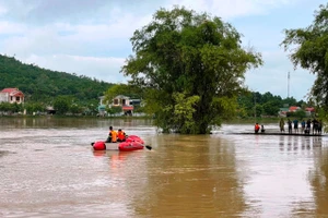 Lực lượng chức năng nỗ lực tìm kiếm thi thể nạn nhân bị nước cuốn trôi. Ảnh: Công an Thanh Hóa cung cấp.