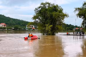 Lực lượng chức năng nỗ lực tìm kiếm thi thể nạn nhân bị nước cuốn trôi. Ảnh: Công an Thanh Hóa cung cấp.