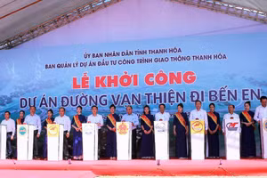 Chủ tịch nước Nguyễn Xuân Phúc và các lãnh đạo Trung ương cùng lãnh đạo tỉnh Thanh Hóa ấn nút khởi công xây dựng dự án đường Vạn Thiện đi Bến En.
