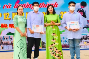 Cô Nguyễn Thị Lệ (ảnh giữa) - Hiệu trưởng Trường THPT Tô Hiến Thành (TP Thanh Hóa) trao thương cho hai học sinh Khánh và Mạnh.