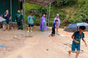 Mưa lớn xảy ra ở khu vực xã Mường Lý, huyện Mường Lát (Thanh Hóa), khiến 46 hộ dân phải sơ tán người và tài sản đến nơi an toàn. Ảnh: UBND huyện Mường Lát cung cấp.