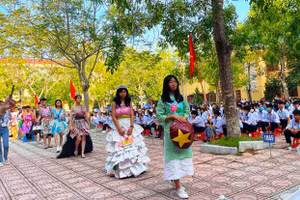 Học sinh Trường THPT Hoằng Hóa 4 hào hứng tham gia hoạt động ngoại khóa về chủ đề "Bảo vệ môi trường".
