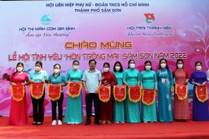 Các đơn vị tham gia dự Hội thi Mâm cơm gia đình với chủ đề "Gia đình yêu thương" nhận cơ lưu niệm của ban tổ chức.