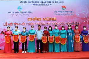 Các đơn vị tham gia dự Hội thi Mâm cơm gia đình với chủ đề "Gia đình yêu thương" nhận cơ lưu niệm của ban tổ chức.