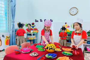 Các bé Trường Mầm non Đông Thọ B (TP Thanh Hóa) trải nghiệm tập làm đầu bếp ở trường.