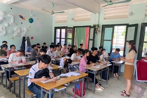  Học sinh lớp 12, Trường THPT Quan Sơn (Quan Sơn, Thanh Hóa) đã được nhà trường cấp mã định danh, hướng dẫn đăng nhập vào hệ thống và điền thông tin.