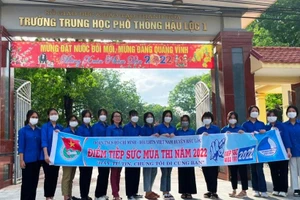 Với khẩu hiệu "Hãy tự tin, chúng tôi đi cùng bạn", đội tình nguyện tham gia "Tiếp sức mùa thi" tại Trường THPT Hậu Lộc 1 (Thanh Hóa) sẵn sàng giúp đỡ các thí sinh bước vào kỳ thi.