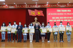 Bí thư Tỉnh ủy Đỗ Trọng Hưng và Chủ tịch UBND tỉnh Thanh Hóa Đỗ Minh Tuấn trao bằng khen, phần thưởng cho HS đoạt giải quốc gia, năm học 2021 – 2022.