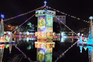 Lung linh sắc màu của chiếc đèn kéo quân khổng lồ chuẩn bị đón Lễ Giáng sinh 2022, tại TP Thanh Hóa.